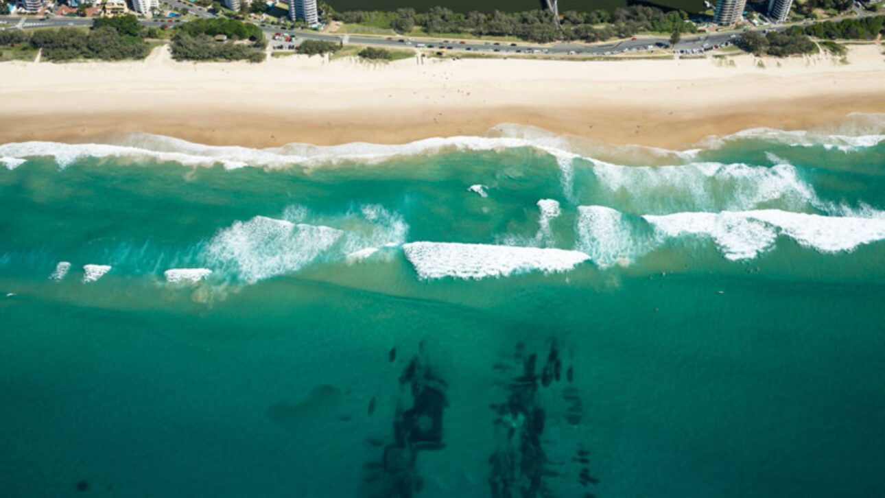 Australia usa arrecife sumergido con bolsas de geotéxtil llenas de arena para contener erosión costera y alterar el comportamiento de las olas.