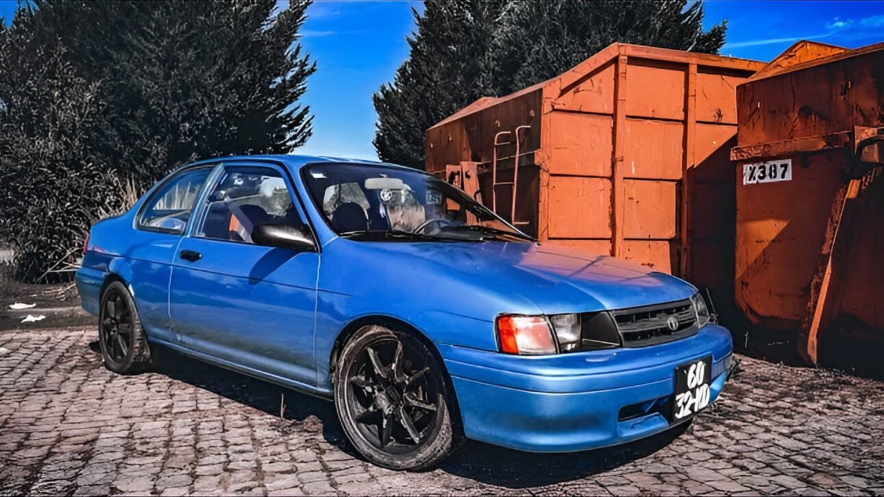 Toyota Tercel usado hasta R$ 45 mil combina motor 1.5 automático, 94 hp, consumo de hasta 35 mpg en la carretera y mecánica simple.