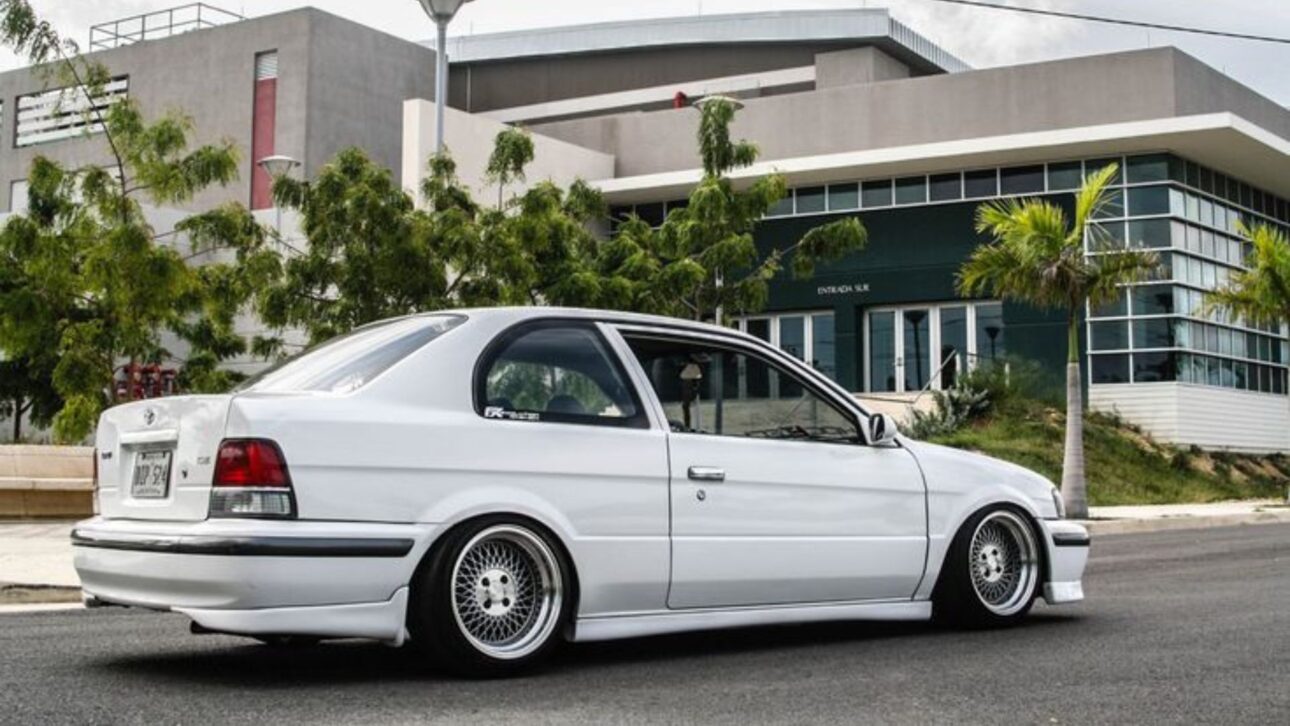 Toyota Tercel usado hasta R$ 45 mil combina motor 1.5 automático, 94 hp, consumo de hasta 35 mpg en la carretera y mecánica simple.