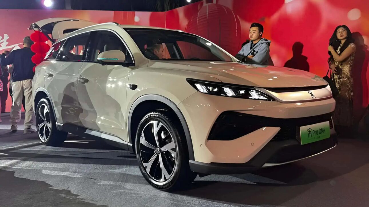BYD Song Pro 2026 estrena con batería de hasta 220 km, motor híbrido de 163 cv, nevera en el console y nuevas asistencias semiaautónomas.