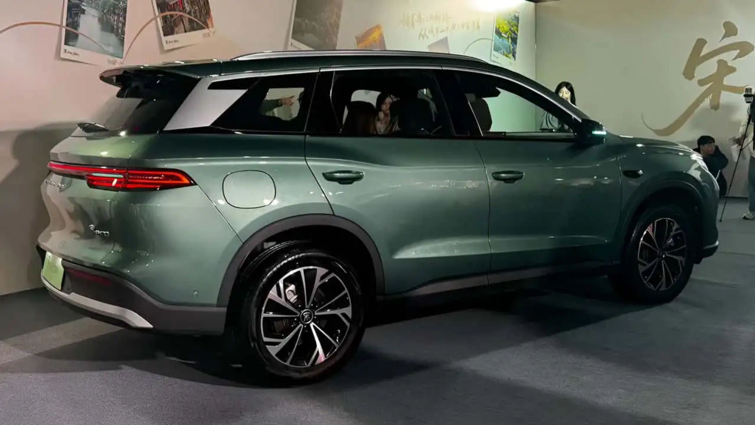 BYD Song Pro 2026 estreia com bateria de até 220 km, motor híbrido de 163 cv, geladeira no console e novas assistências semiautônomas.