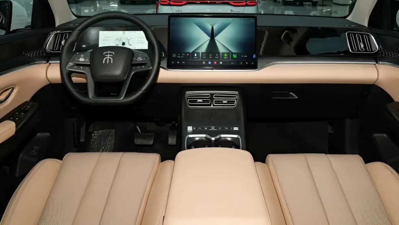 BYD Song Pro 2026 estrena con batería de hasta 220 km, motor híbrido de 163 cv, nevera en el console y nuevas asistencias semiautónomas.