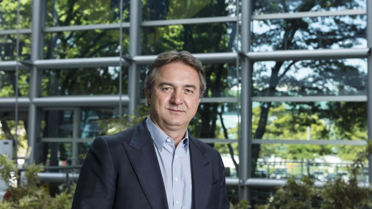 Ejecutivo del grupo J&F en ambiente corporativo durante análisis de oportunidades en el sector de energía y petróleo