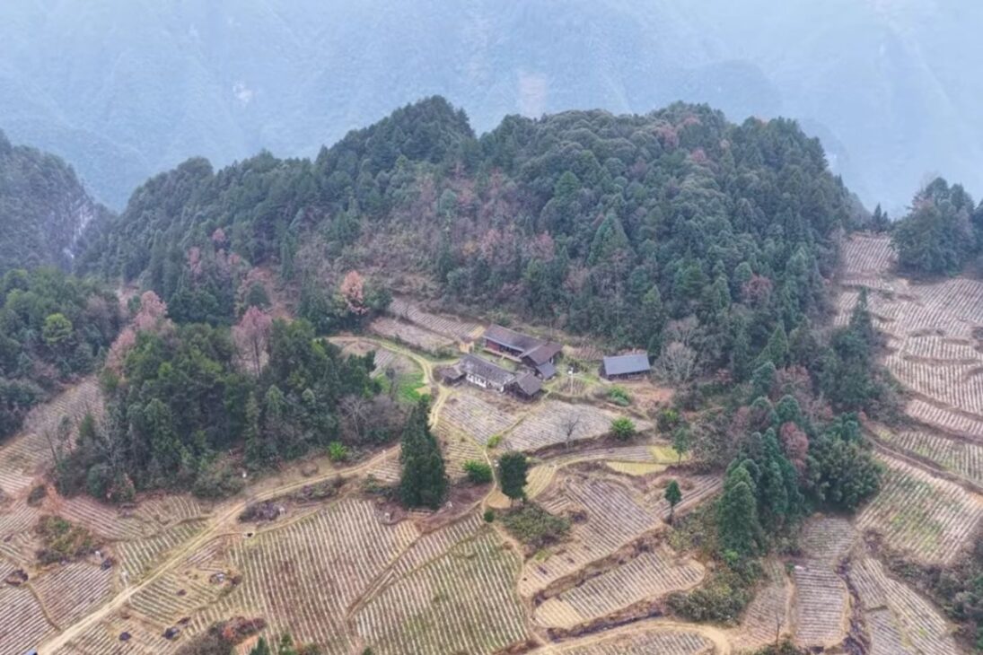Relato en Wuchuan, Guizhou, muestra familia aislada del mundo en la cima de una montaña, con energía eléctrica y agua potable propias, tierras recuperadas, camino empinado y rutina que resiste al éxodo rural.


