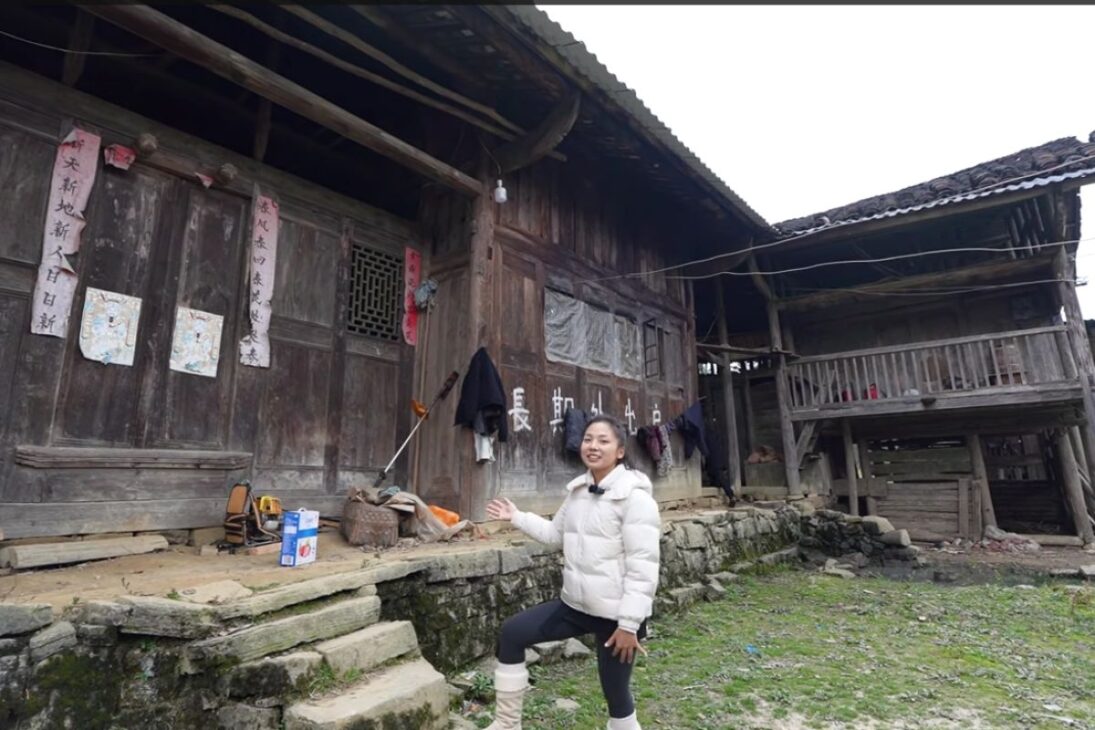Relato en Wuchuan, Guizhou, muestra familia aislada del mundo en la cima de una montaña, con energía eléctrica y agua potable propias, tierras recuperadas, camino empinado y rutina que resiste al éxodo rural.

