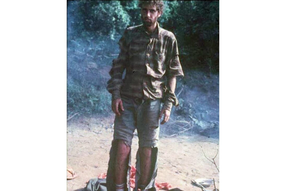 aislado en la Amazonía: Yossi Ghinsberg se separa de Kevin Gale, sobrevive tres semanas y reaparece en Bolivia; el reencuentro en La Paz falla y dos compañeros desaparecen.