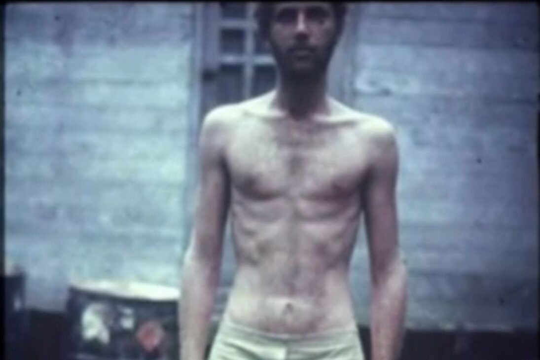 aislado en la Amazonía: Yossi Ghinsberg se separa de Kevin Gale, sobrevive tres semanas y reaparece en Bolivia; el reencuentro en La Paz falla y dos compañeros desaparecen.