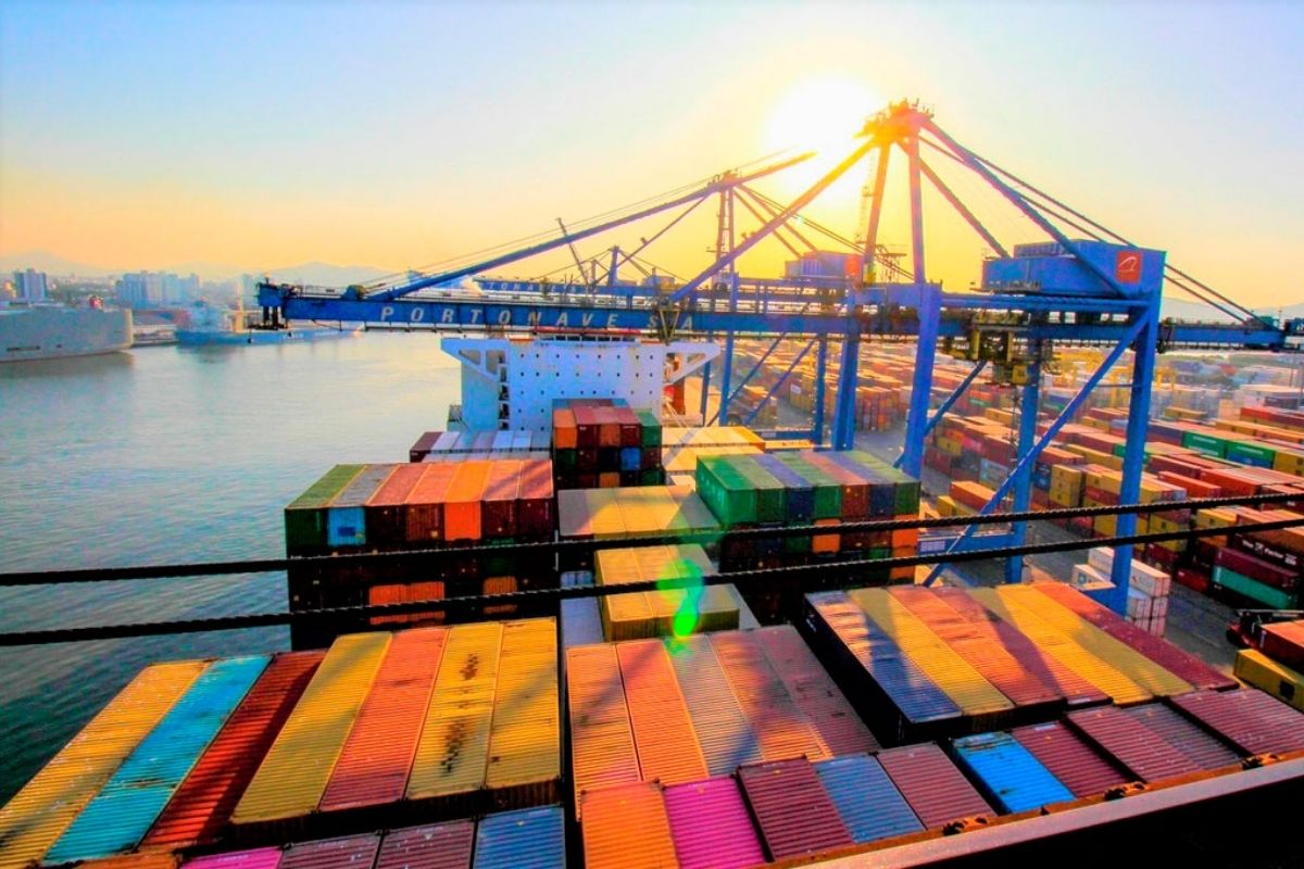 Itajaí retoma protagonismo: o porto de Itajaí atrai JBS Terminais, movimenta leilões portuários e reforça o comércio exterior brasileiro com novos investimentos.