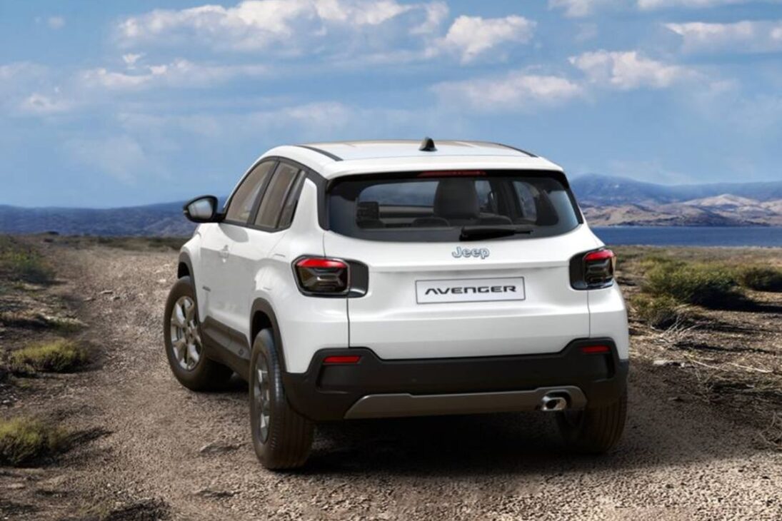 Jeep Avenger 2026 debuta con precio de R$ 120 mil a R$ 150 mil, híbrido leve, maletero de 380 L y ChatGPT integrado.