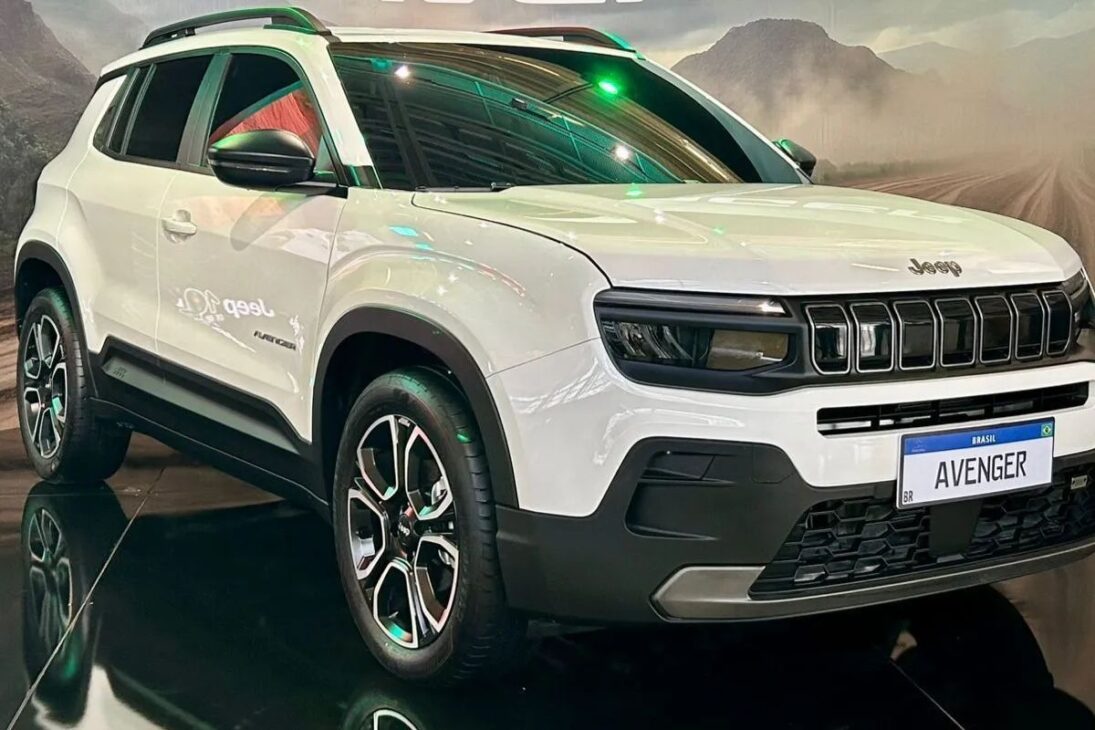 Jeep Avenger 2026 debuta con precio de R$ 120 mil a R$ 150 mil, híbrido leve, maletero de 380 L y ChatGPT integrado.