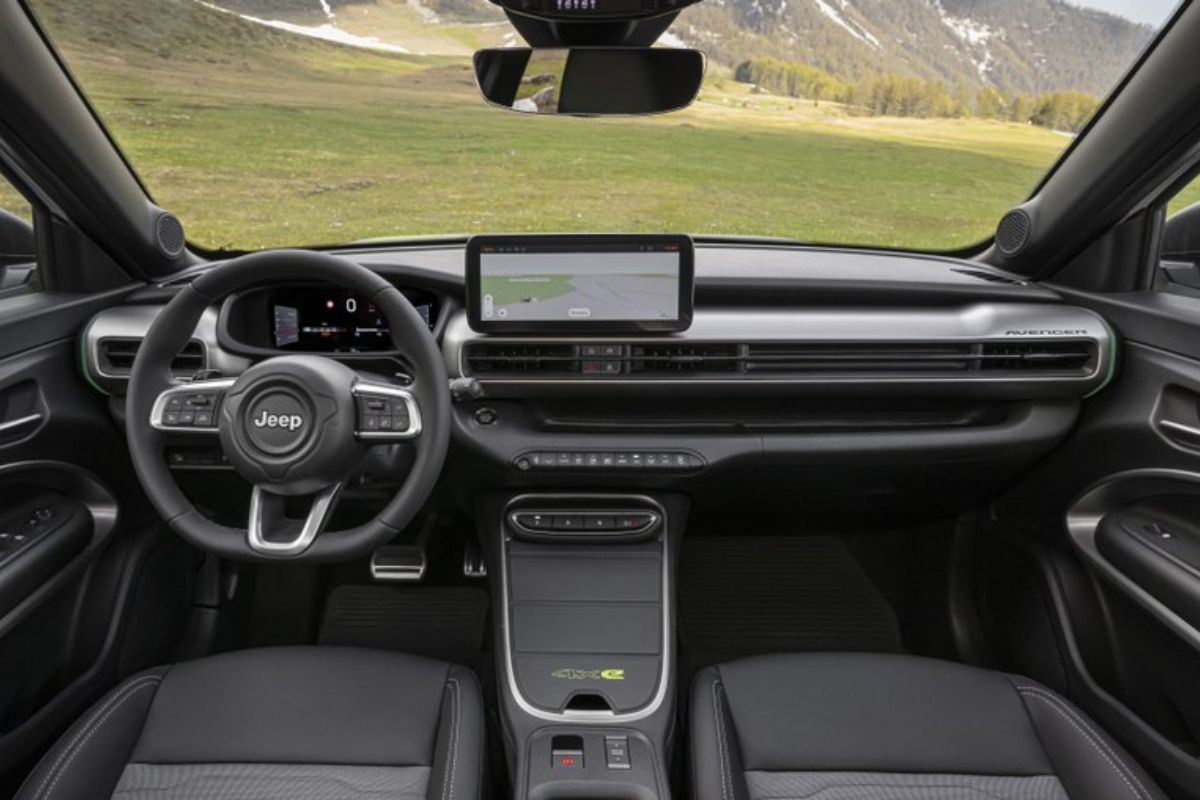 Jeep Avenger 2026 chega por R$ 120 a 150 mil, até R$ 50 mil abaixo do Renegade, com 1.0 turbo híbrido leve, porta-malas 380 L e ChatGPT integrado no Brasil (2)