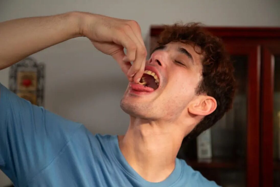 joven de la Generación Z choca al comer insectos vivos, se convierte en alerta de riesgo a la salud por infecciones parasitarias en el caso exhibido en My Strange Addiction.