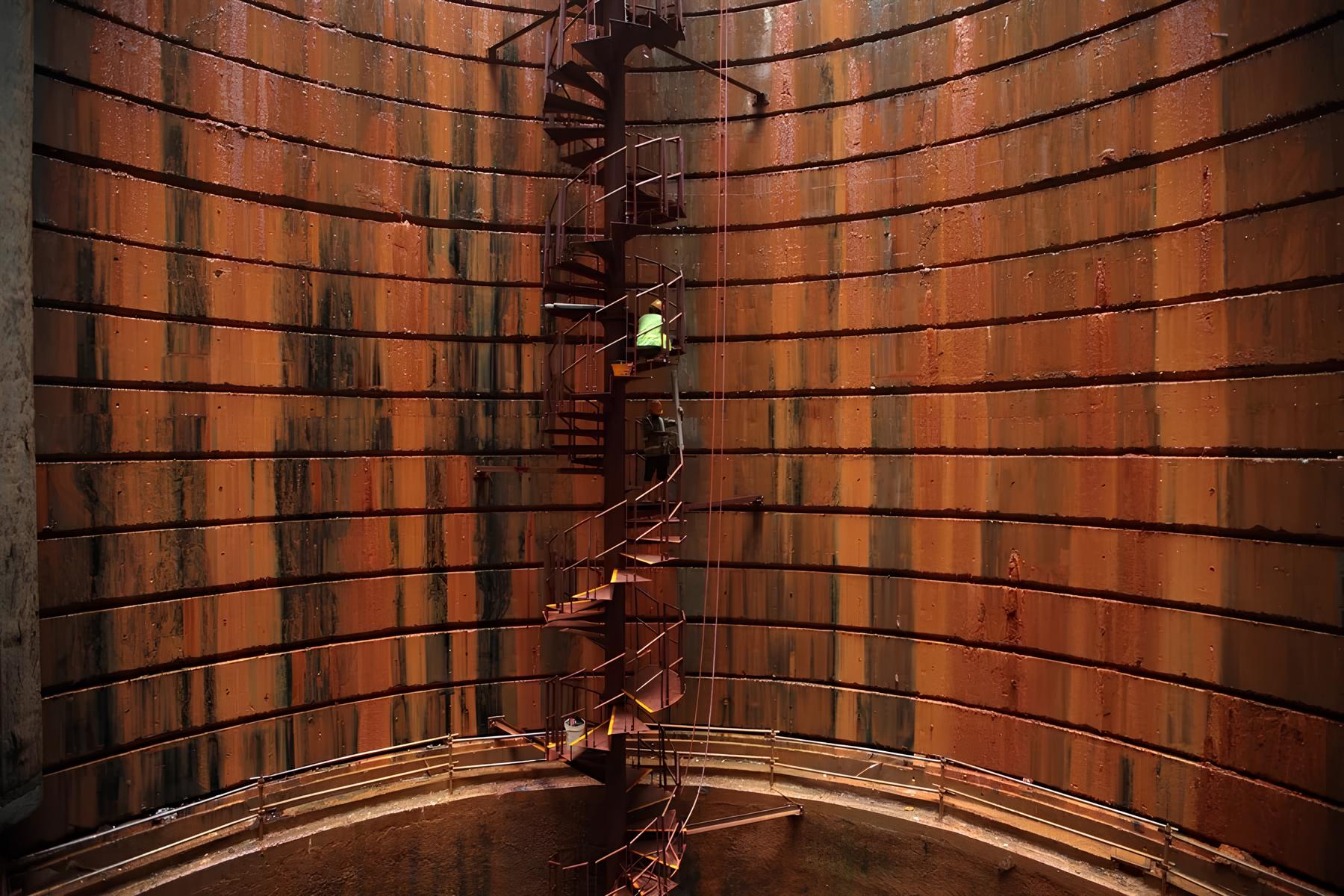 Com cavernas escavadas a 150 metros sob o mar e capacidade de 1,47 milhão de m³, Singapura criou um gigantesco sistema subterrâneo para estocar combustível e liberar espaço urbano em uma das cidades mais densas do planeta