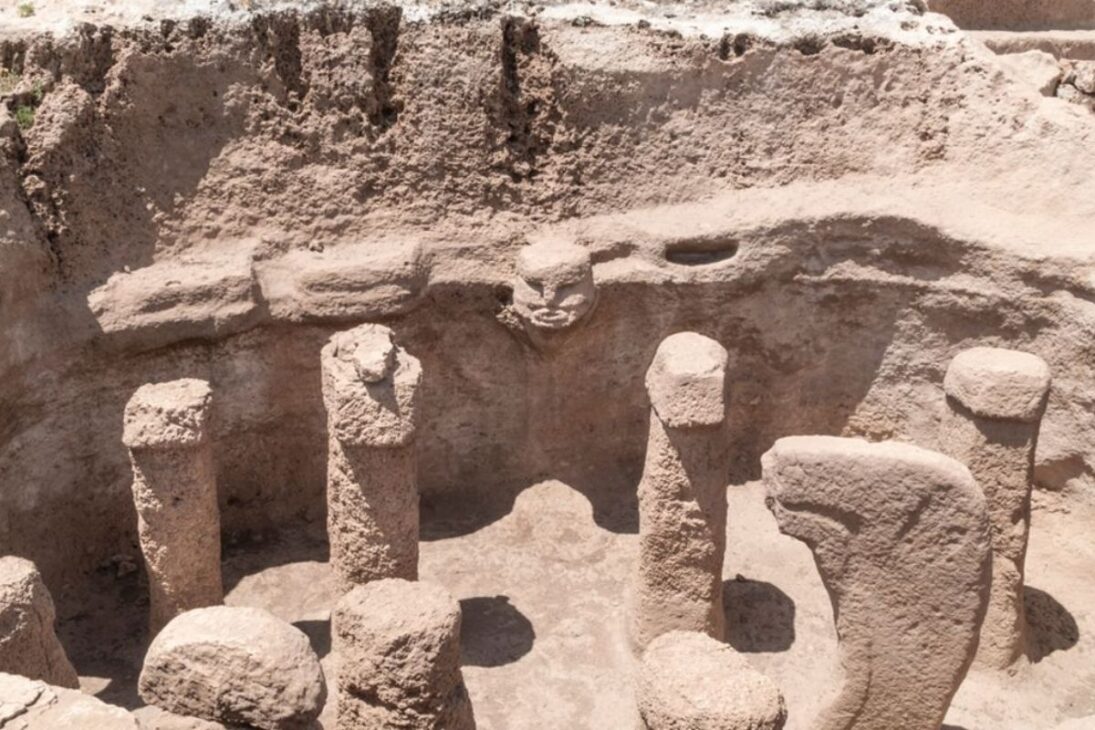 Karahan Tepe en Anatolia revela pilares en T y cámaras subterráneas antes de la agricultura, con red regional y cierre deliberado.