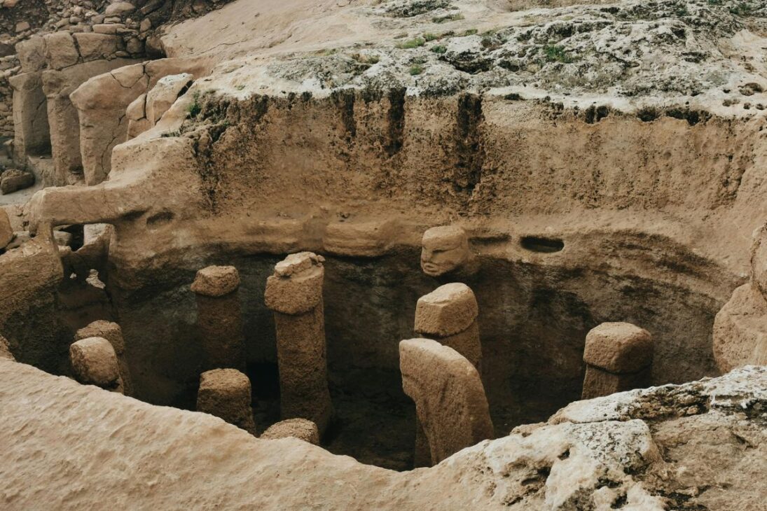 Karahan Tepe en Anatolia revela pilares en T y cámaras subterráneas antes de la agricultura, con red regional y cierre deliberado.