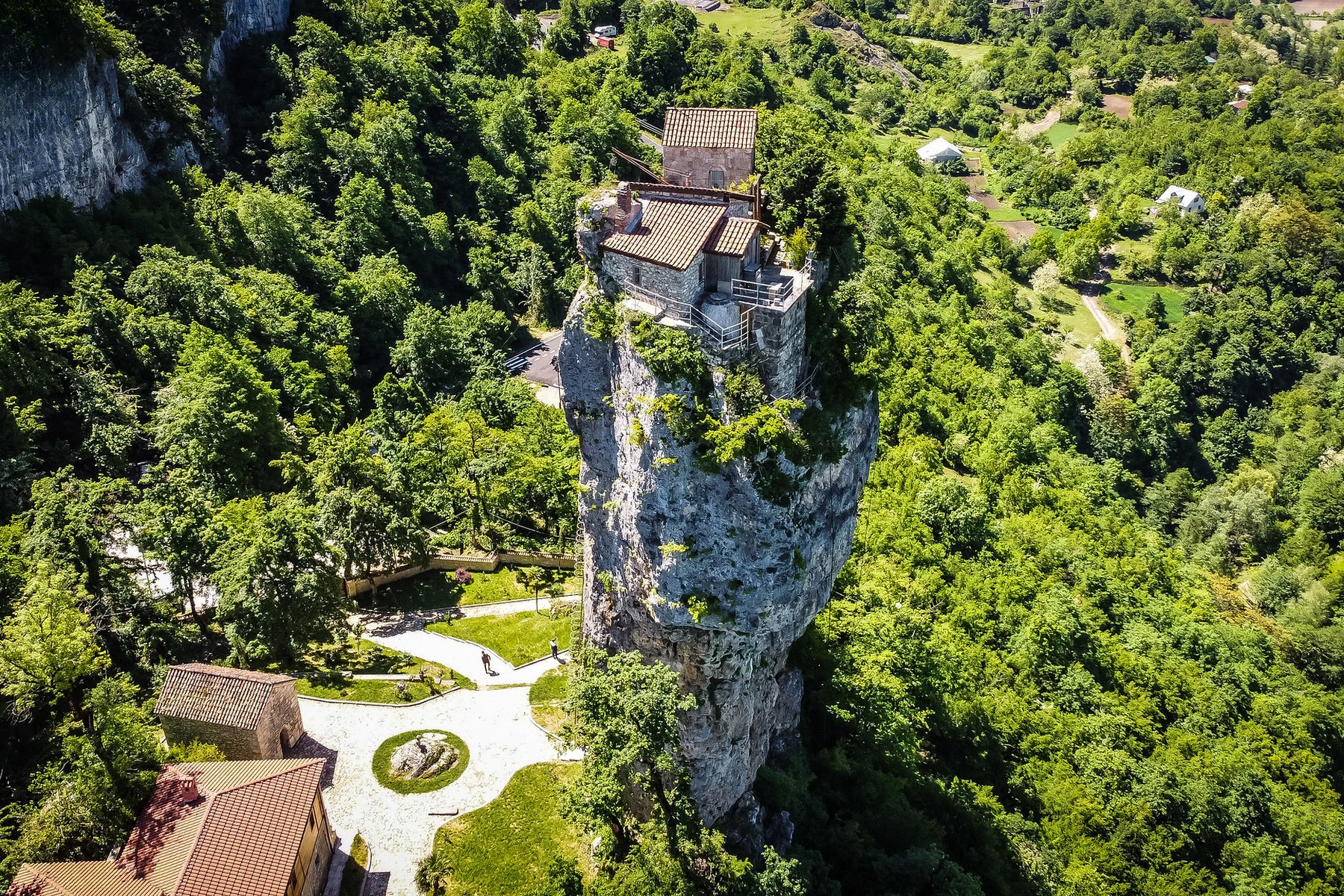 Pouca gente sabe, mas um mosteiro cristão funciona há mais de 1.000 anos no topo de um pilar de calcário de 40 metros, com área menor que 150 m² e acesso apenas por uma escada vertical suspensa no vazio