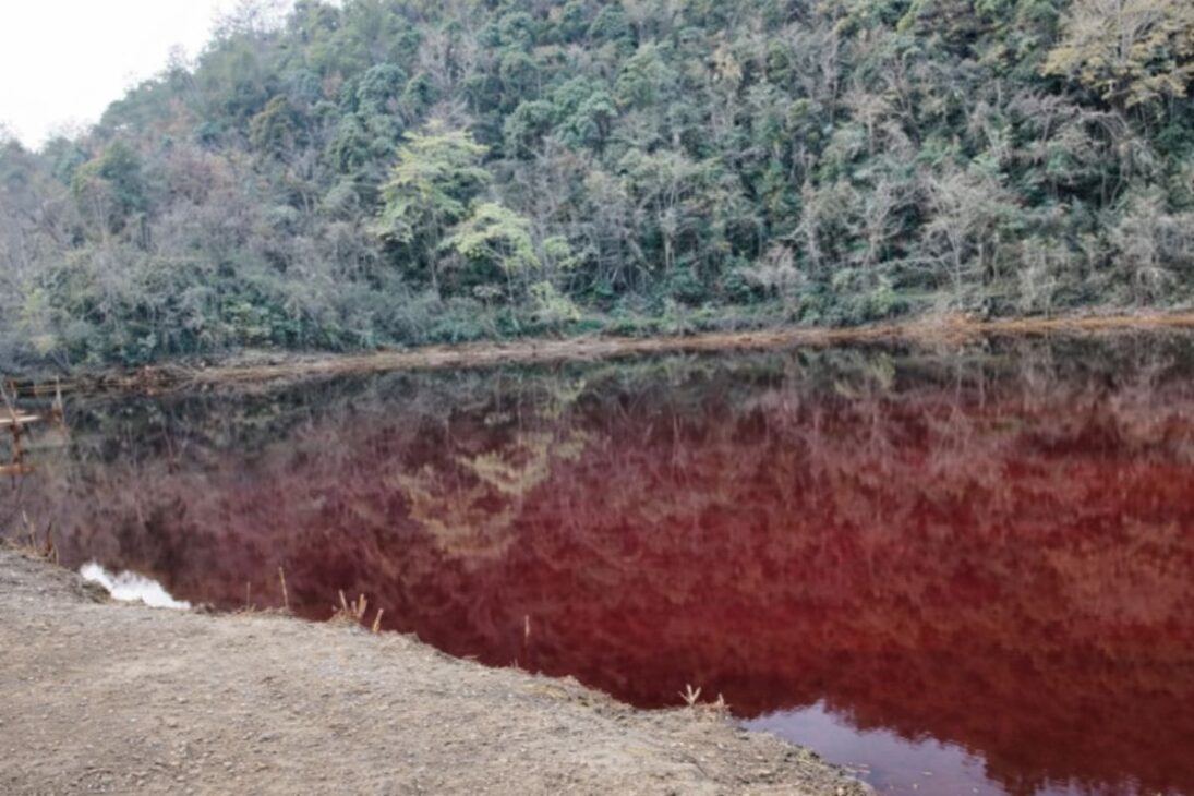 En las montañas de Guizhou, una senda difícil lleva a un lago rojo-sangre en una antigua zona de minería, apodado corazón de la Tierra por los colores.