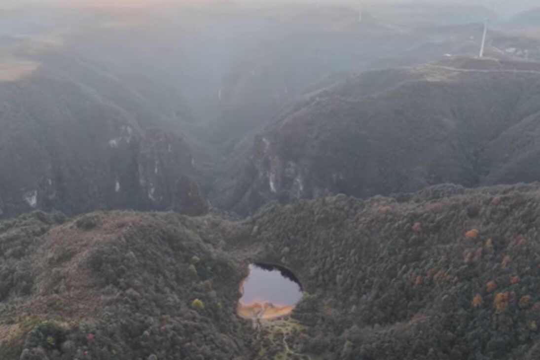 En las montañas de Guizhou, una senda difícil lleva a un lago rojo-sangre en una antigua zona de minería, apodado corazón de la Tierra por los colores.