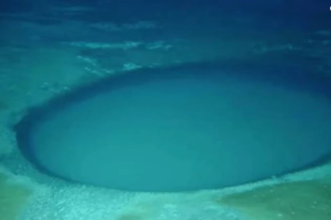 Descubre charcas de salmuera y lagos dentro del mar, lagos submarinos del Golfo de México que guardan vida sin luz y cuerpos preservados en las profundidades.