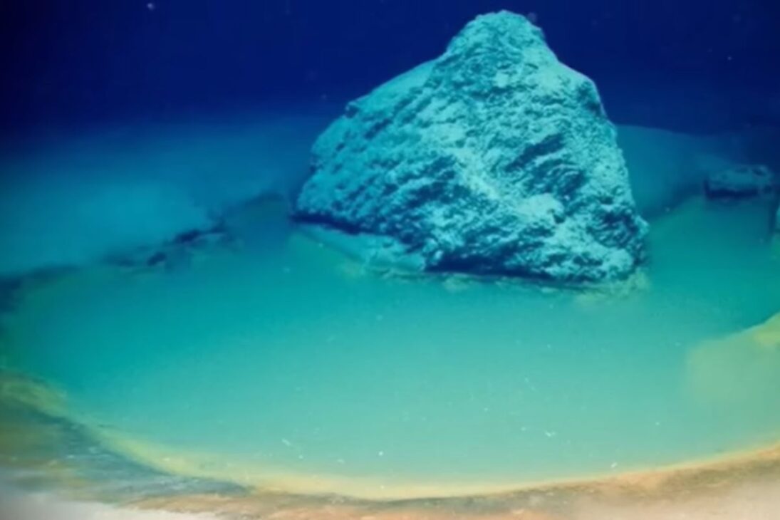 Descubre charcas de salmuera y lagos dentro del mar, lagos submarinos del Golfo de México que guardan vida sin luz y cuerpos preservados en las profundidades.