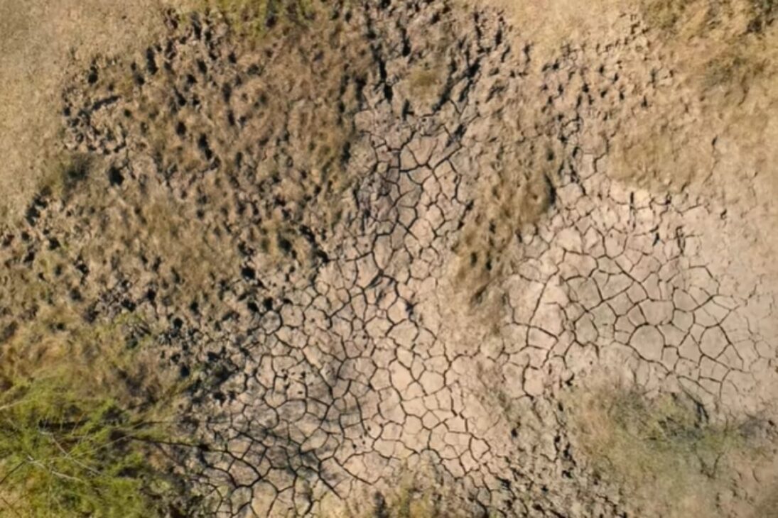 En La Tierra Árida De Un Estado En La India, Laporiya Usa Trabajo Comunitario Y Recarga De Acuíferos En Una Revolución Hídrica Que Inspira Villages.