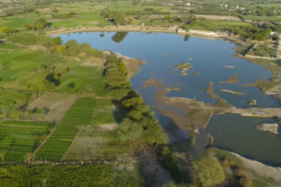 En La Tierra Árida De Un Estado En La India, Laporiya Usa Trabajo Comunitario Y Recarga De Acuíferos En Una Revolución Hídrica Que Inspira Villages.