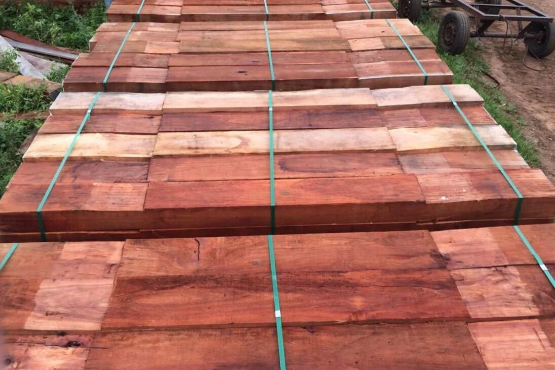 La madera sudamericana quebracho lidera la prueba Janka, supera ipê y lignum vitae, alcanza 4570 libras-fuerza y explica su uso extremo en ferrovias y navíos.