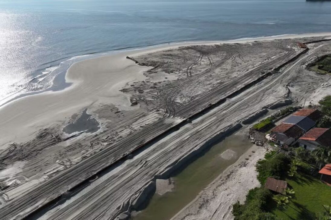 Mayor Ampliación de Playa de Brasil en Itapoá: erosión en la orla, draga en operación en la Bahía de Babitonga y los principales números de la obra con 58,5% y 5 km ya ampliados.