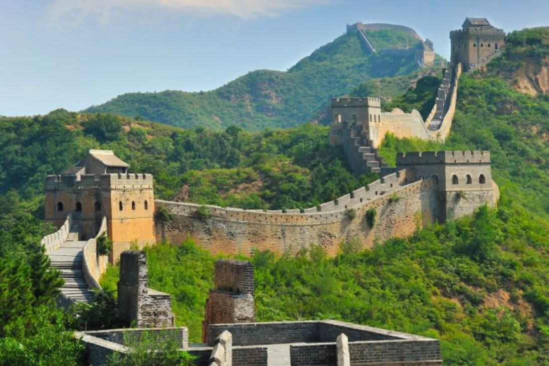 Gran Muralla China: trabajo forzado y tierra compactada con torres de vigilancia bajo la dinastía Qin, detalles de la movilización y de la ingeniería.