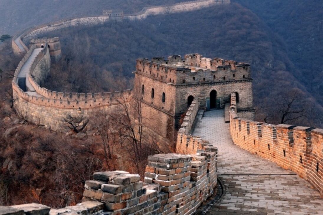Gran Muralla China: trabajo forzado y tierra compactada con torres de vigilancia bajo la dinastía Qin, detalles de la movilización y de la ingeniería.