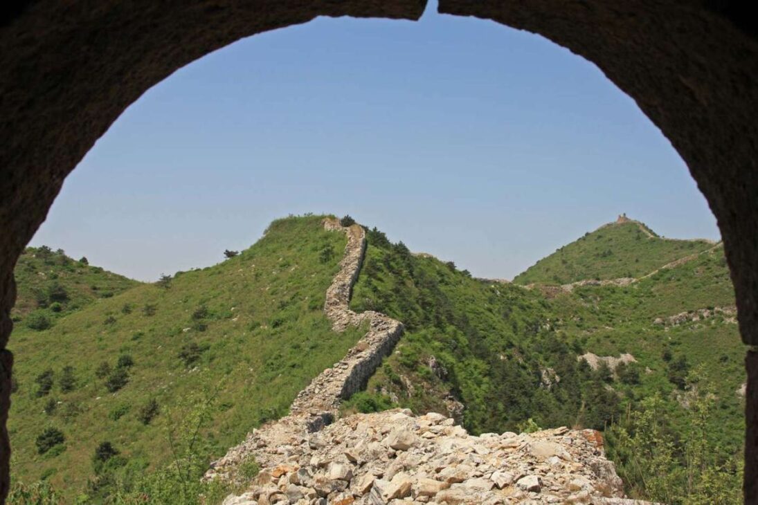 Gran Muralla China: trabajo forzado y tierra compactada con torres de vigilancia bajo la dinastía Qin, detalles de la movilización y de la ingeniería.