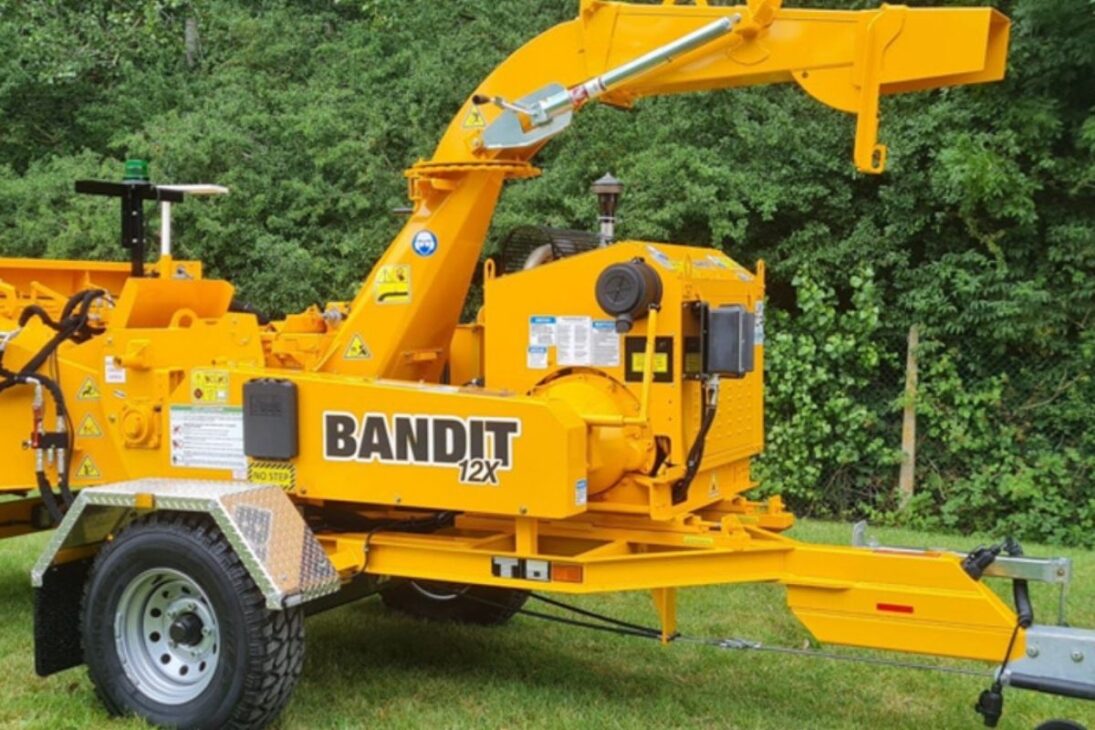 Las Máquinas Forestales Automatizadas Procesan Troncos Y Leña Con Torque Doble Y Cabina Segura, Uniendo Corte Rápido Y Trituración En Línea Móvil En El Bosque.