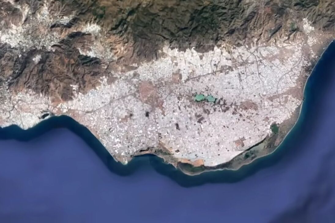 mar de plástico en Almería: invernaderos en el desierto generan producción, pero residuos plásticos y trabajo precario se convierten en críticas al modelo.