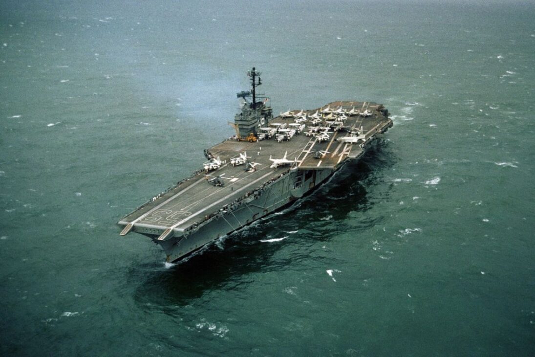 La Marina explica por qué los portaaviones se mantienen en 100.000 toneladas: el USS Gerald R. Ford y el Canal de Suez revelan el límite físico.