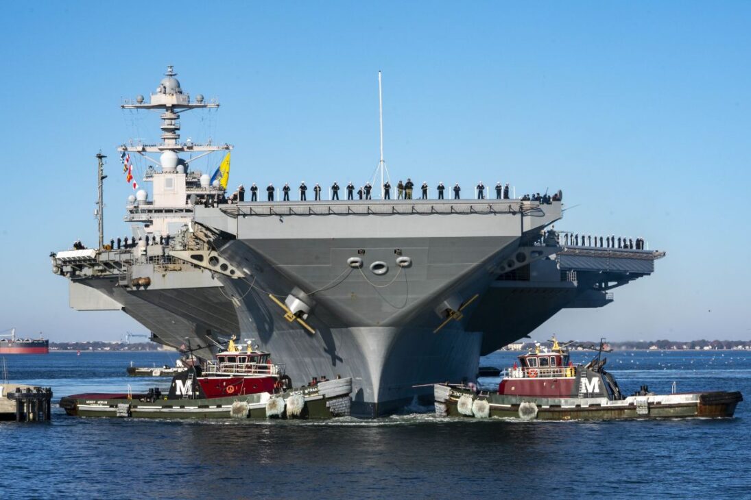La Marina explica por qué los portaaviones se mantienen en 100.000 toneladas: el USS Gerald R. Ford y el Canal de Suez revelan el límite físico.