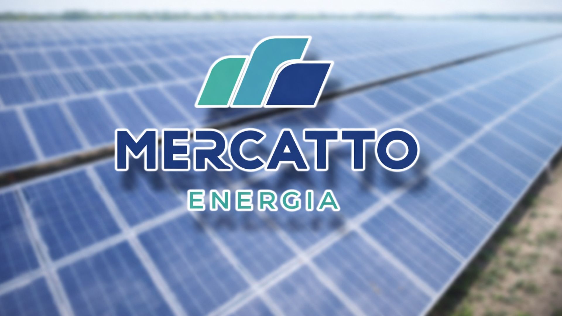 Logotipo da Mercatto Energia em destaque sobre usina de energia solar desfocada no Mato Grosso, representando projetos de geração distribuída autorizados pela Aneel