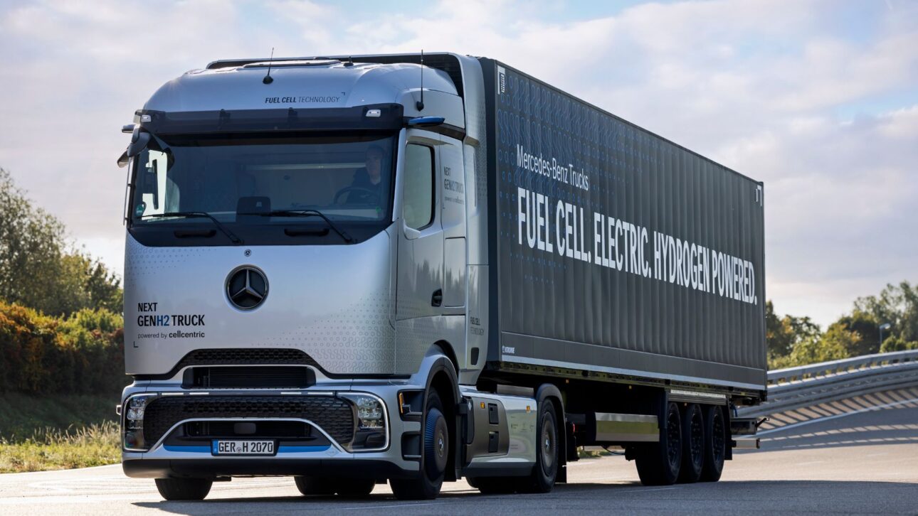 Camión Mercedes-Benz NextGen H2 movido a hidrógeno, equipado con tecnología de celda de combustible, circulando en carretera durante pruebas en Europa.