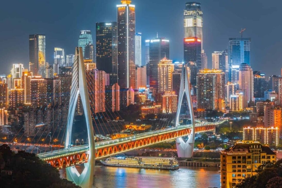 El metro de China en Chongqing suma 560 km, mezcla monorriel y riel convencional, cruza puentes récord, desciende 100 metros en el subsuelo y se convierte en una red radical para una megaciudad 8D de 32 millones de personas.