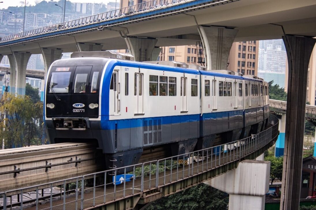 El metro de China en Chongqing suma 560 km, mezcla monorriel y riel convencional, cruza puentes récord, desciende 100 metros en el subsuelo y se convierte en una red radical para una megaciudad 8D de 32 millones de personas.