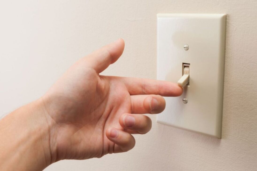 ¿Ahorrar energía al salir de una habitación depende del pico en el interruptor? El experimento midió luces, comparó bombillas, mostró que el pico es corto y que el LED fue el único que resistió los ciclos.