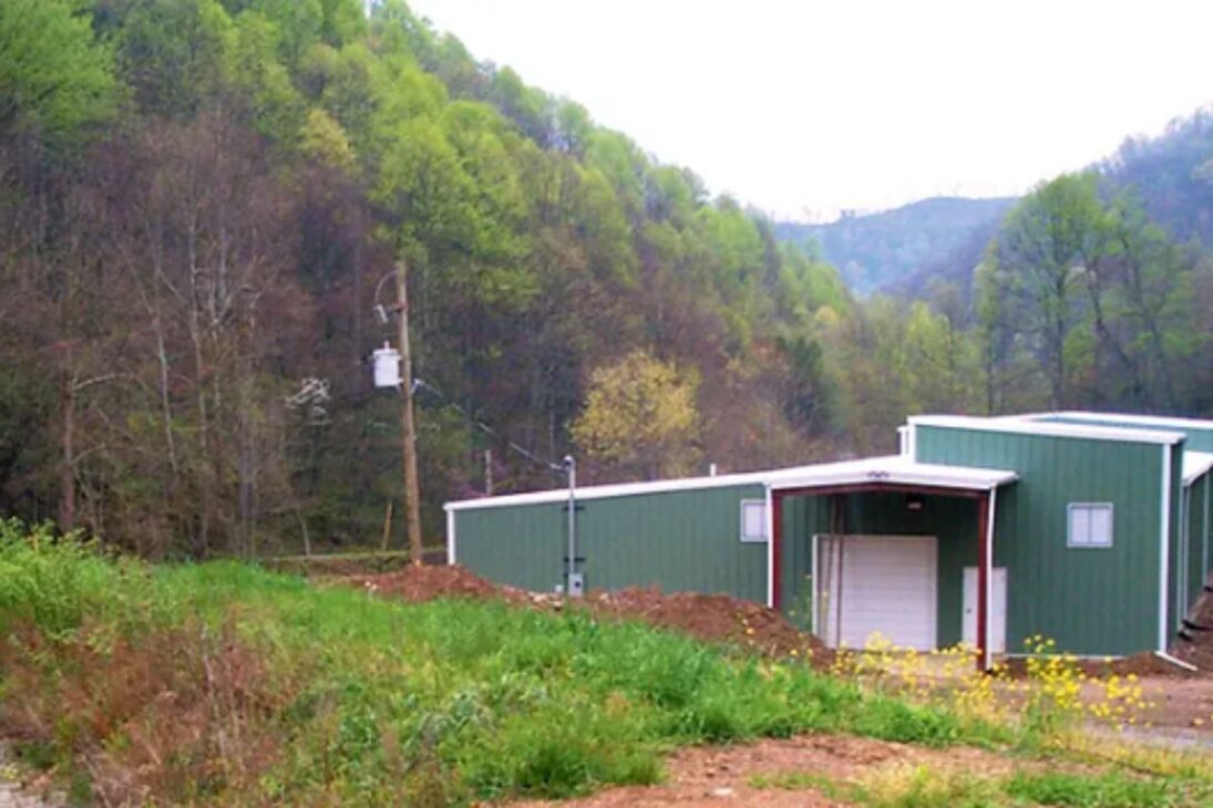 Mina de carbón abandonada se convierte en granja de trucha ártica en acuicultura industrial con sistema RAS, creando trucha ártica premium y economía local.