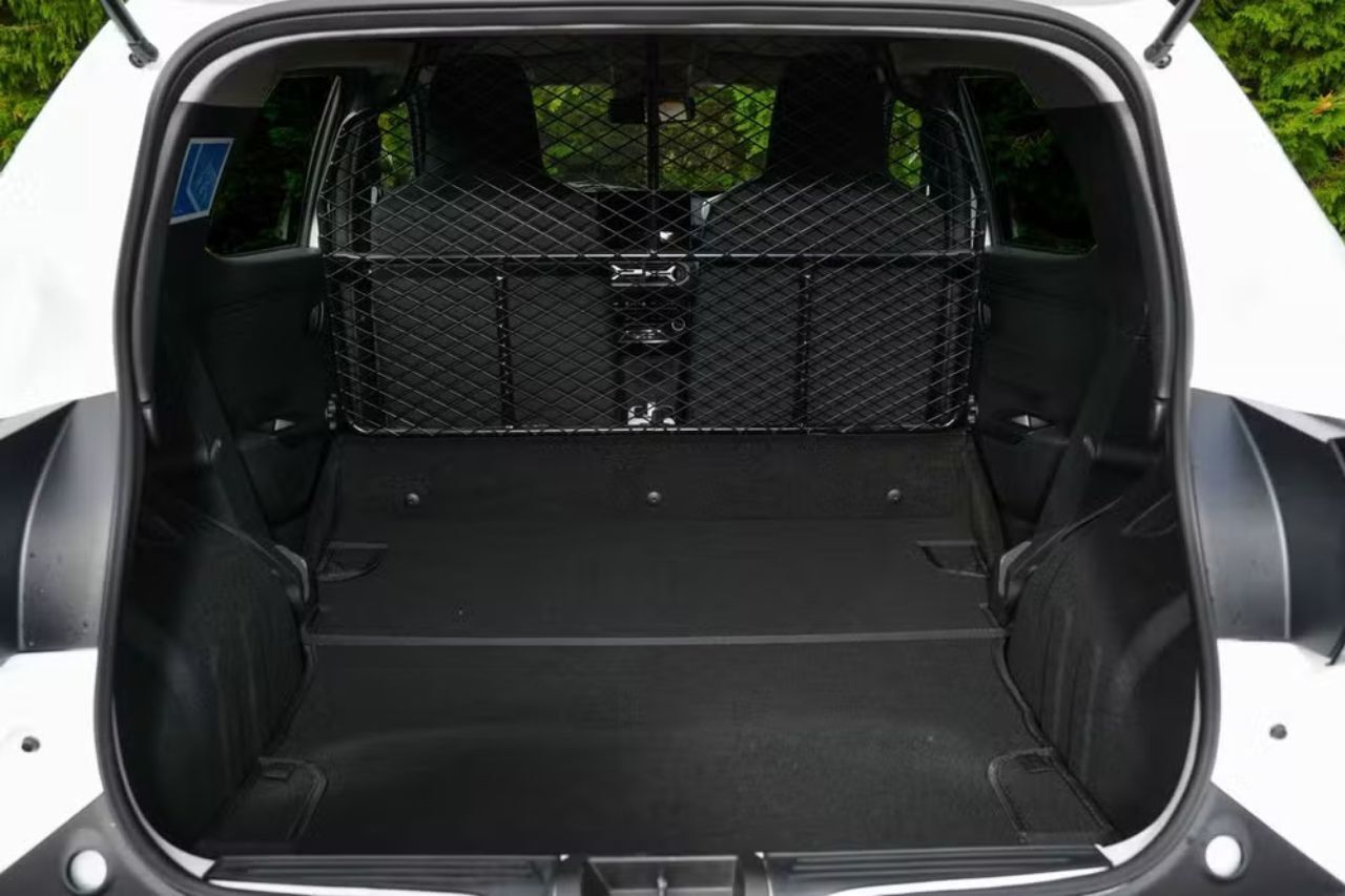 Sem banco traseiro, com motor simples e foco total em carga urbana, o Fiat Mobi Cargo surge como rival direto do Chevrolet Onix Log nas entregas rápidas e serviços urbanos