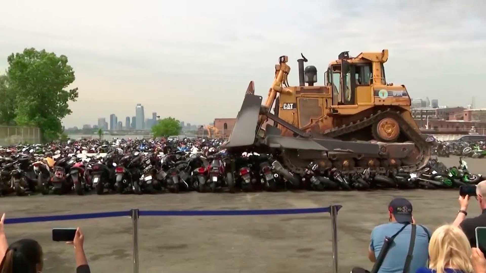 Moradores reclamam do caos nas ruas e prefeitura reage com escavadeira esmagando 92 motos de trilha e ATVs apreendidos no Brooklyn em Nova York