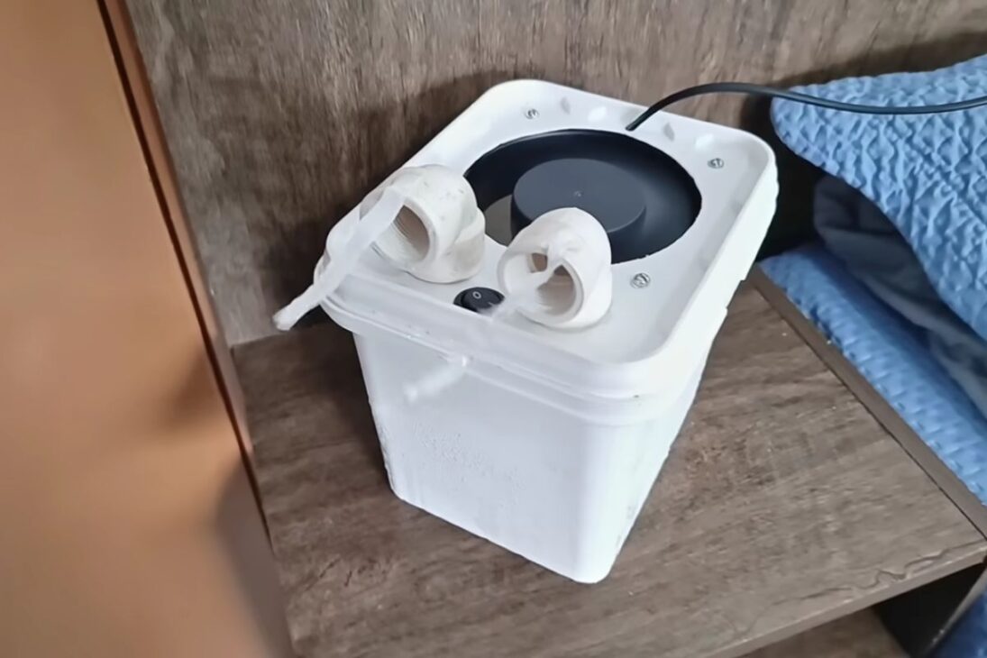 aire acondicionado casero con ventilador cooler usa algodón en el congelador y monitorea temperatura: el video muestra caída a 26° y detalla montaje con interruptor y ducto de 90°.