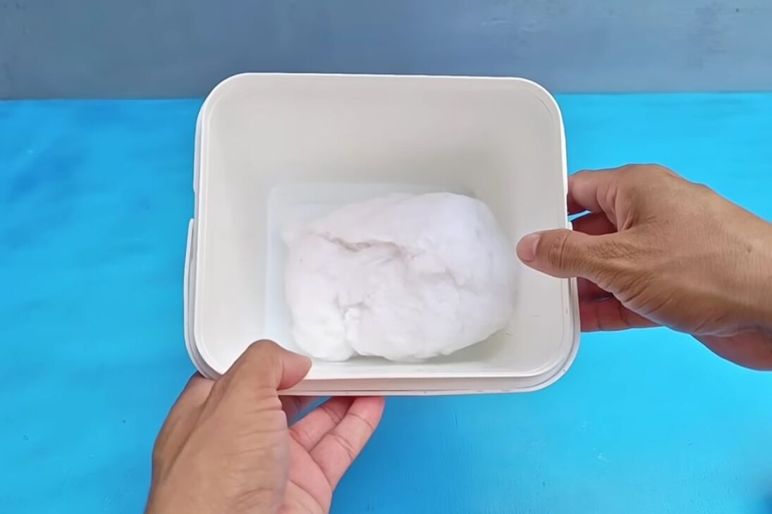 aire acondicionado casero con ventilador cooler usa algodón en el congelador y monitorea temperatura: el video muestra caída a 26° y detalla montaje con interruptor y ducto de 90°.