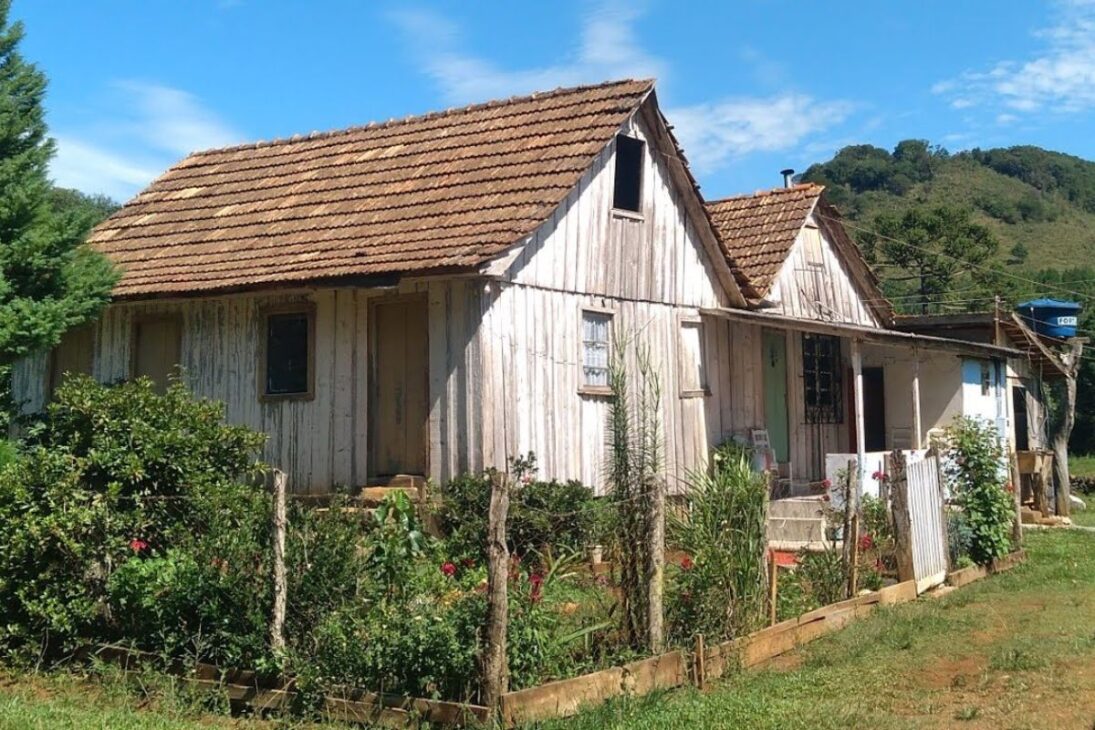 Historia de una mujer que vive sola, mujer del campo en vida en la granja, que cuida de casa antigua y mantiene la fe en Dios después de tantas pérdidas.