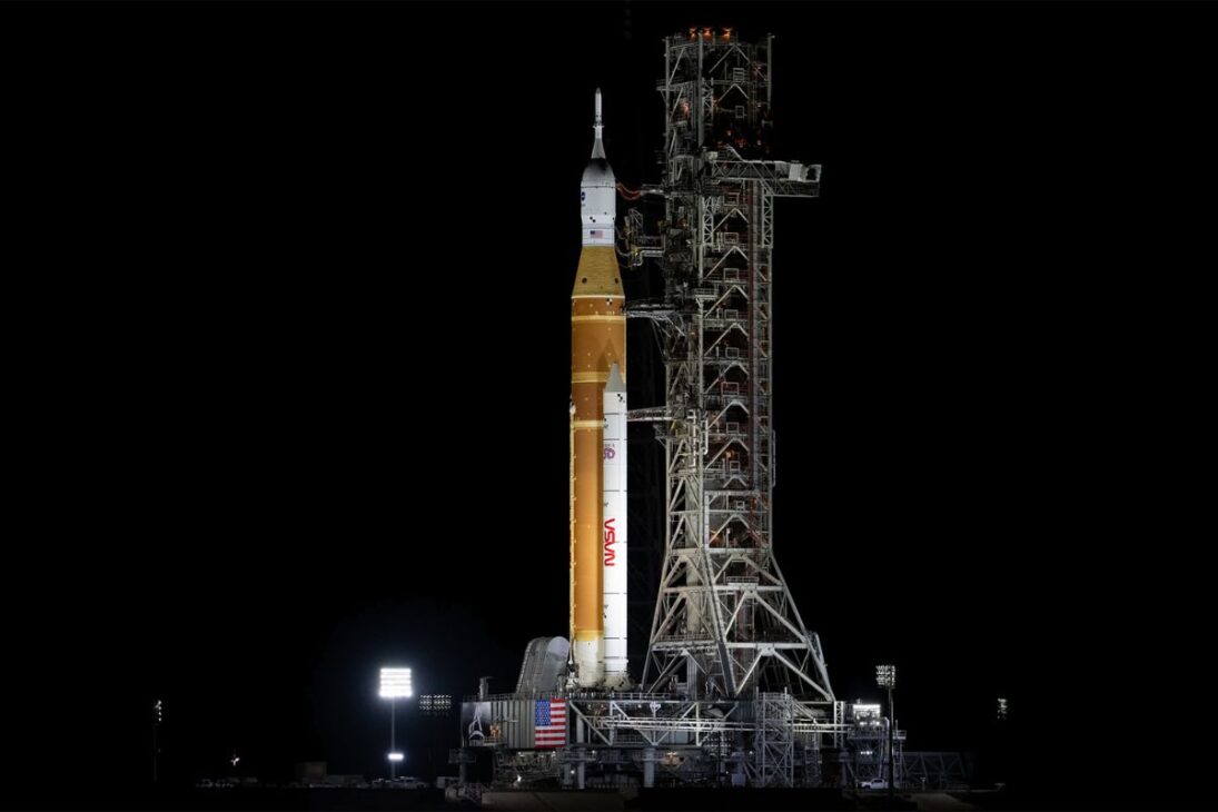 La NASA Detalla Artemis 2, Misión Tripulada De Prueba Para Contornar La Luna, Validar El Cohete SLS Y La Cápsula Orion, Con Lanzamiento Previsto Y Enfoque En Seguridad, Propulsores Y Retorno Controlado.