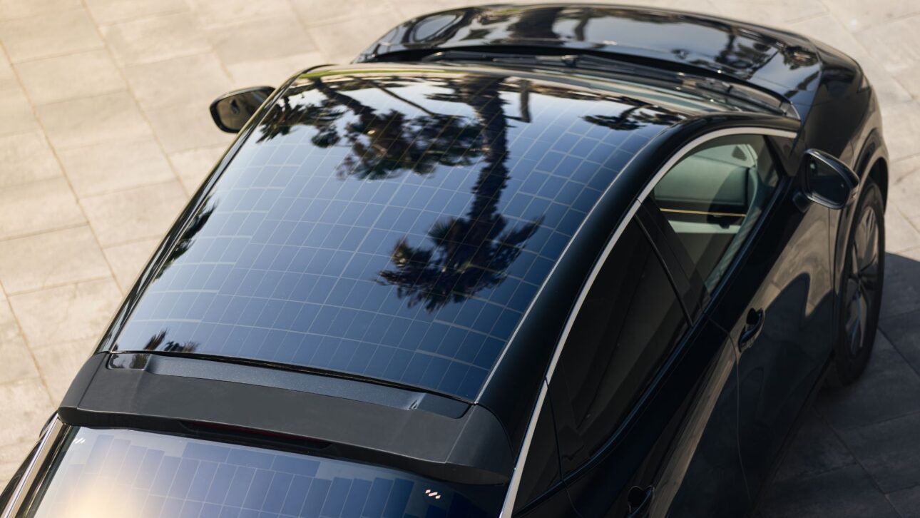 Detalle del techo del Nissan Ariya con paneles solares integrados, mostrando la tecnología de captación de energía solar en el SUV eléctrico sostenible