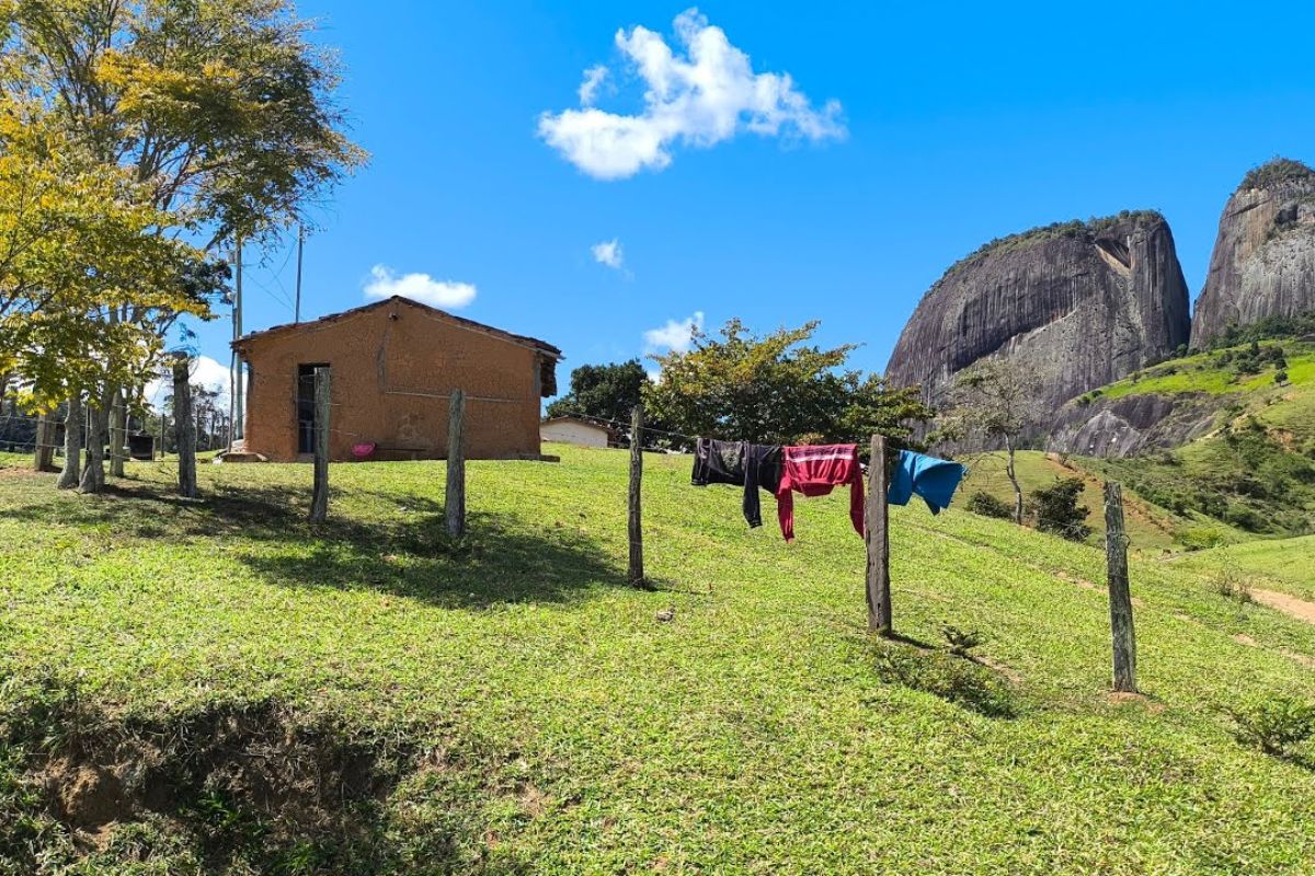 Casinha de taipa encanta em Palmópolis, Minas Gerais, com água cristalina que brota de um lajedo e abastece famílias há anos sem nunca secar.