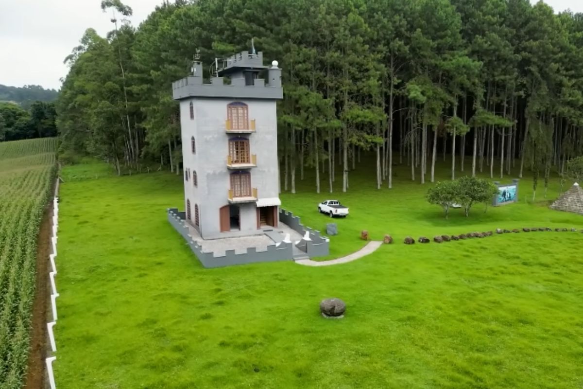 No interior de Taió, seu Amélio constrói um castelo para homenagear a filha 5 andares, símbolos egípcios, antigas relíquias e detalhes em “32” viram atração de memória (2)